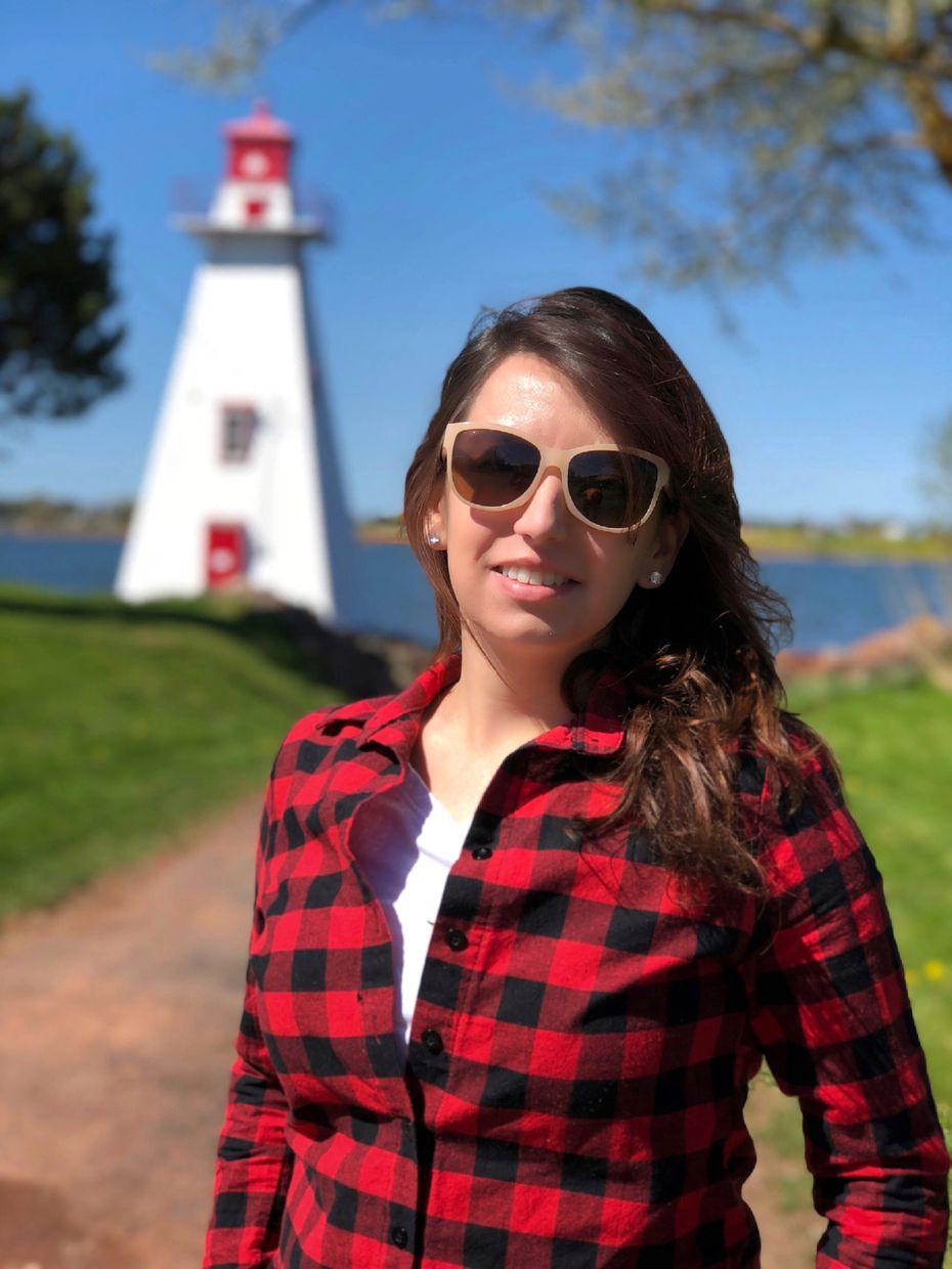 Marina no Canadá, diante de um farol